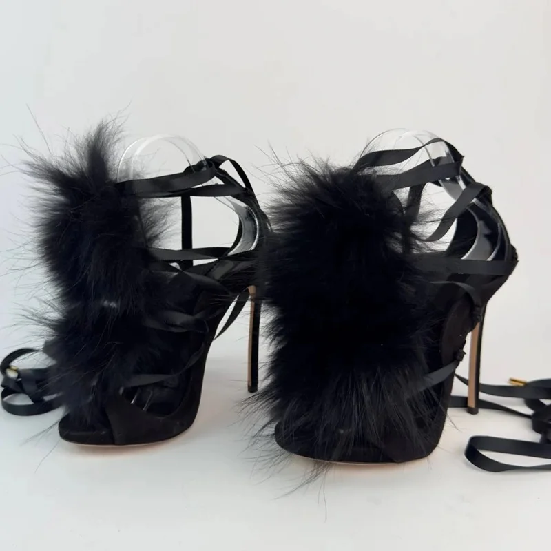 Street Fashion Outfit - Kürk Bağcıklı Peep Toe Oyuklu Sandaletler